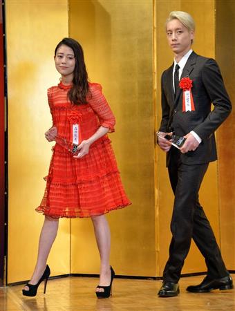 同じステージに上がる高畑充希さん、坂口健太郎さんの画像